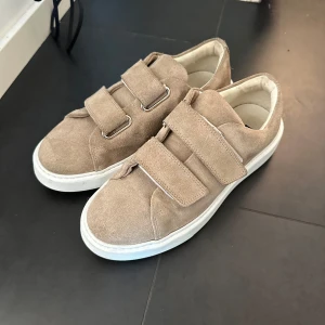 Sneaky Steve skor - Säljer mina sneaky Steve skor som inte kommer till användning, använt fåtal gånger så dom är endast lite smutsiga men annars inga skador.❤️ Köpta för 1799kr