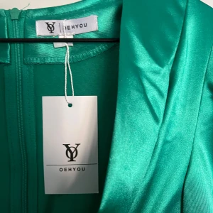 Klänning  - Klänning mini dress GRÖN säljes. Köpt i Danmark. Jätte fint skick aldrig använd.