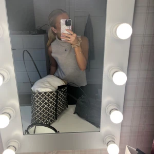 Zara stickad topp - Trendig och slutsåld topp i från zara, passar perfekt nu!!