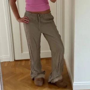 Vida byxor  - Beiga vida byxor i mycket fint skick, endast använda ett fåtal gånger! Medelhög midja men kan bäras som lågmidjade. 