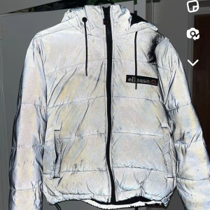 Jacka  - Säljer min svarta reflex jacka ifrån ellesse.köpt för 1299.