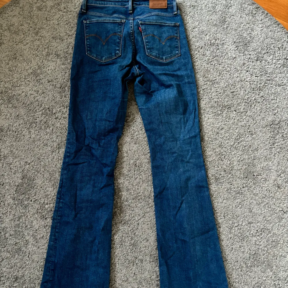 Supersnygga levi’s bootcut jeans💕endast använda en gång. ordinarie pris 1149kr. är villig att diskutera pris. köparen står för frakten💕. Jeans & Byxor.