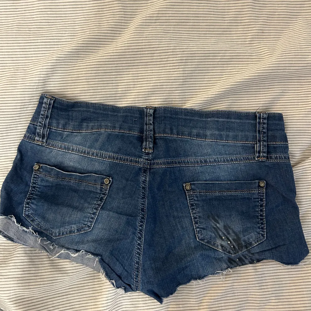 Oroligt snygga shorts som tyvärr aldrig kommer till användning då de enadast är använda en gång! . Shorts.