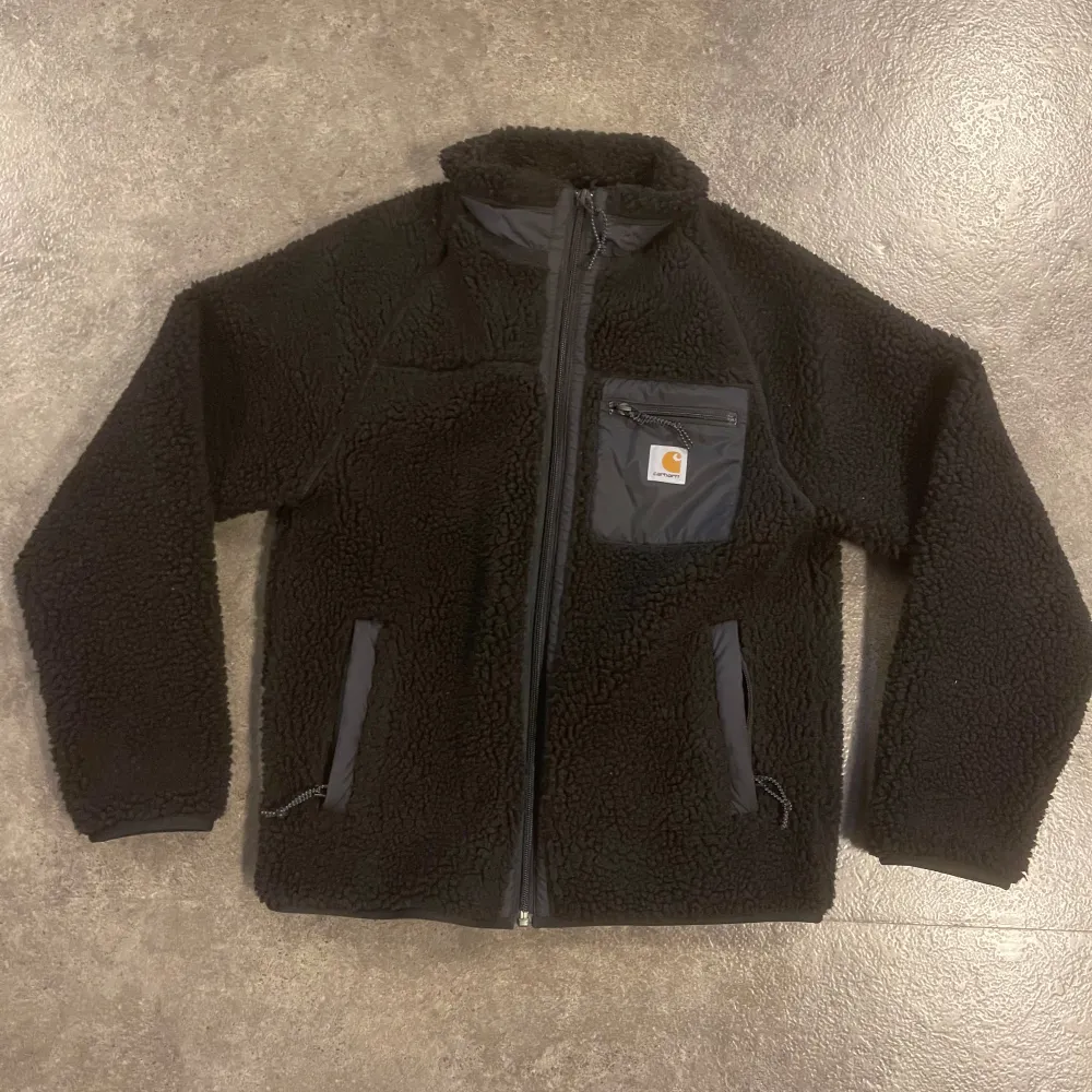 Fleece jacka från carhartt i storlek xs. Väldigt lite använd (9/10). Nypris 1500kr. Jackor.