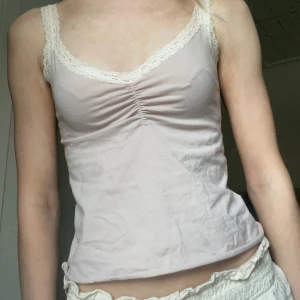 Söt brandy melville topp - Helt oanvänd (ny) brandy melville topp🩷Lappen sitter dock ej kvar 