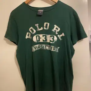 En snygg t shirt från Polo Raulph Lauren! Cond 7/10. Hör av er vid frågor eller funderingar, fler bilder finns.