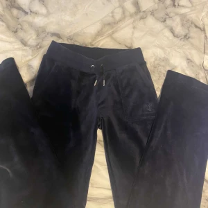  Juicy Couture byxor  -  Ett par mörk blåa Juicy Couture byxor i  storlek xxs  perfekt skick inga fläckar går att förhandla priset💕💕💕