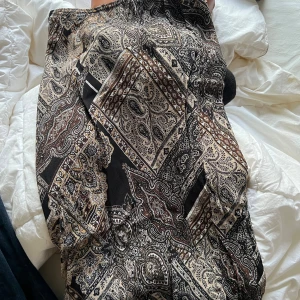 Jätte fin kjol - Kjolen går inte hela vägen ner utan är lite kortare i modellen alltså midi🥰  Storlek s.