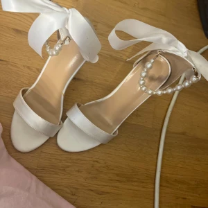 bröllops klackar vita  - fina till bröllop aldrig använda 