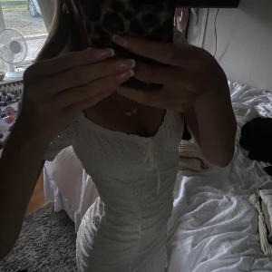 somrig klänning!! - säljer denna super gulliga klänning från HM!! Endast använd en gång💕