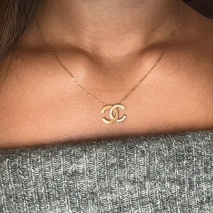 Guld halsband - Ett jätte fint guldhalsband på 21 karat som jag tyvärr behöver sälja. Den är i perfekt skick och har fått många komplimanger över den✨😍 kontakta mig vid andra frågor eller extra bilder på den!! ( pris kan diskuteras )