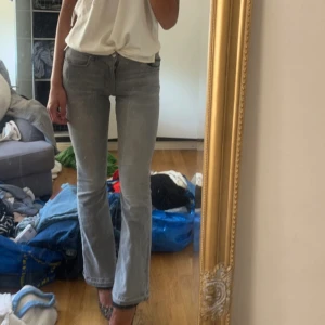  Gråa utsvängda jeans  -  jättesnygga jeans från Gina Tricot, Har ingen tecken på användning❤️