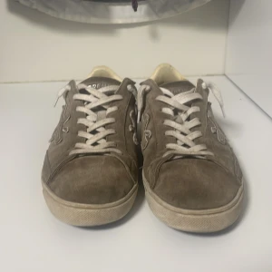 Premiata skor - Intressekontroll på min svinfeta premiataskor|| Skick 7,5/10 det finns tecken på användning men inga stora defekter alls lite fläckar men inga permanenta kom med bud