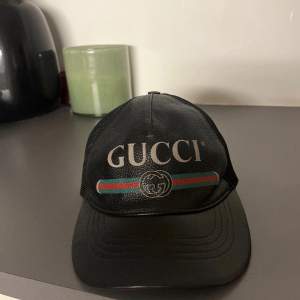 Gucci keps. Är i perfekt skick. Inga skador eller något alls. Köptes förra sommaren i Italien för ca 4000 kr. Kvittot är tyvärr borttappad pga flytt.  