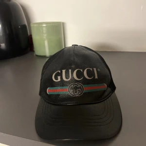 Gucci keps  - Gucci keps. Är i perfekt skick. Inga skador eller något alls. Köptes förra sommaren i Italien för ca 4000 kr. Kvittot är tyvärr borttappad pga flytt.  