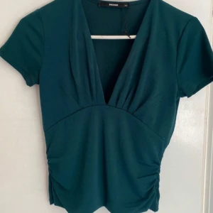 Snygg topp från bikbok - Jätte fin mörkgrön topp från bikbok Älskar denna dock har den blivit lite för liten Jätte fint skick i princip ny