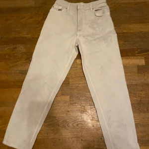 Vit byxa  - En fin vit byxa dock har den några fläckar på båda sidorna av byxan