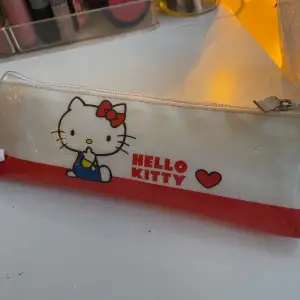 Jätte fint hello Kitty pennskrin!! Fint skick på utsidan men ganska smutsigt på insidan! SANRIO LICENS❤️