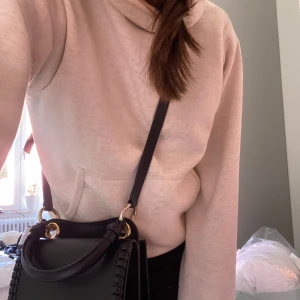 Rodebjer hoodie  - En hoodie från rodebjer i storlek xs. Den är aldrig använd. Superfint tryck på baksidan, samt inga snören vilket uppskattas enligt mig. Den är även en ficka på magen. Köparen står för frakten, inga returer. 