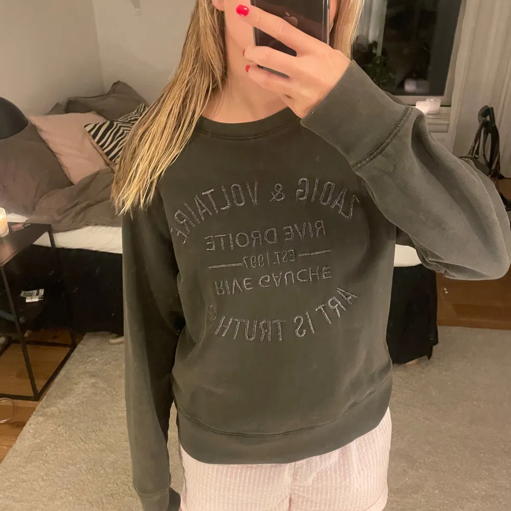 Sjukt snygg sweatshirt från zadig, passar S- M. Knappt använd ❣️. Hoodies.