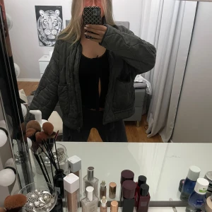 Grå quiltad jacka från Zara - Denna snygg grå jacka från Zara säljer jag nu! Använd fåtal gånger💕Den är perfekt för höst och vår. Jackan har en dragkedja framtill och långa ärmar. Den är i storlek XS! Pris kan diskuteras!🌺