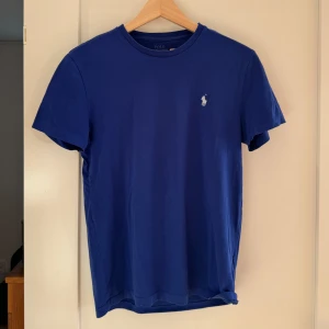 Ralph lauren t-shirt - Snygg Ralph lauren i t-shirt, storlek S, i väldigt bra skick. 