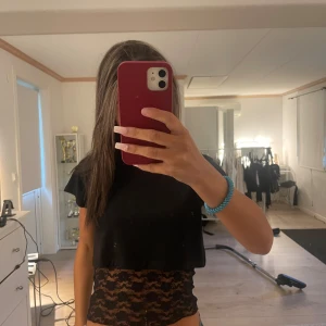 Spets tröja + T-shirt  - Jätte trendig tröj kombo, använt ca 2 gånger . Man får med båda tröjorna.