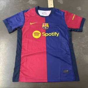 Barcelona tröja - En helt ny Barcelona tröja som finns i Medium och även i Small det är bara att kontakta om ni känner er intresserade  Pris: 300 kr