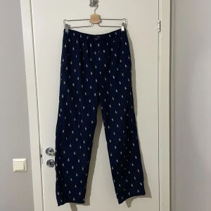 Ralph lauren  - Säljer nu mina Ralph lauren pyjamas byxor som är knappt använda (nyskick). Storlek M, nypris 1000kr. Djur och rökfritt hem.