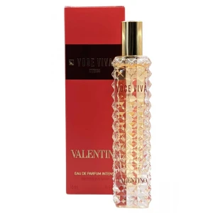 Voce Viva Intensa Eau de Parfum från Valentino - Säljer en lyxig och elegant parfym, Voce Viva Intensa från Valentino. Flaskan är superfin med ett kristalliknande mönster och en gyllene kork. Doften är intensiv och perfekt för speciella tillfällen. Flaskan är smal och stilren, vilket gör den lätt att ta med sig i väskan. Perfekt för dig som vill ha en doft som sticker ut! Kostar 399kr, säljer för endast 150kr. Pris kan diskuteras.