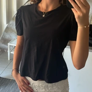 Topp med puffärmar  - Svart topp som sitter skönt och löst på mig i stl S💕