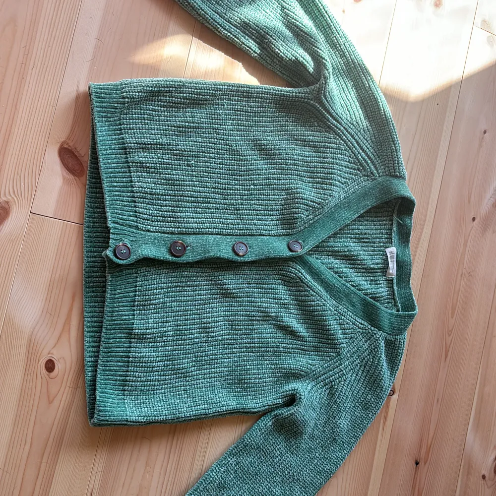 Fin cardigan från hm i nyskick strl 170 men passar mig som har M. Tröjor & Koftor.