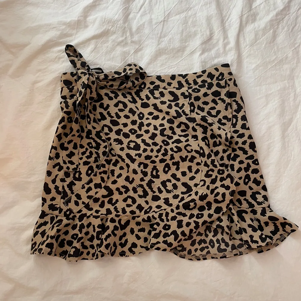 Miniskirt Leo print Lågmidjad Trendig Bra skick  60kr. Kjolar.