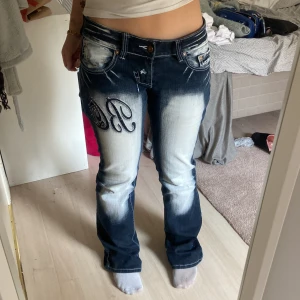 Jeans Bootcut  - Super fina jeans från bluequeen Fint skick futon några stenar som försvunnit men det syns knappt 