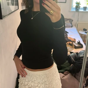 Långärmad topp - Svart skön topp som knappt är använd, pris kan diskuteras vid snabb affär💕