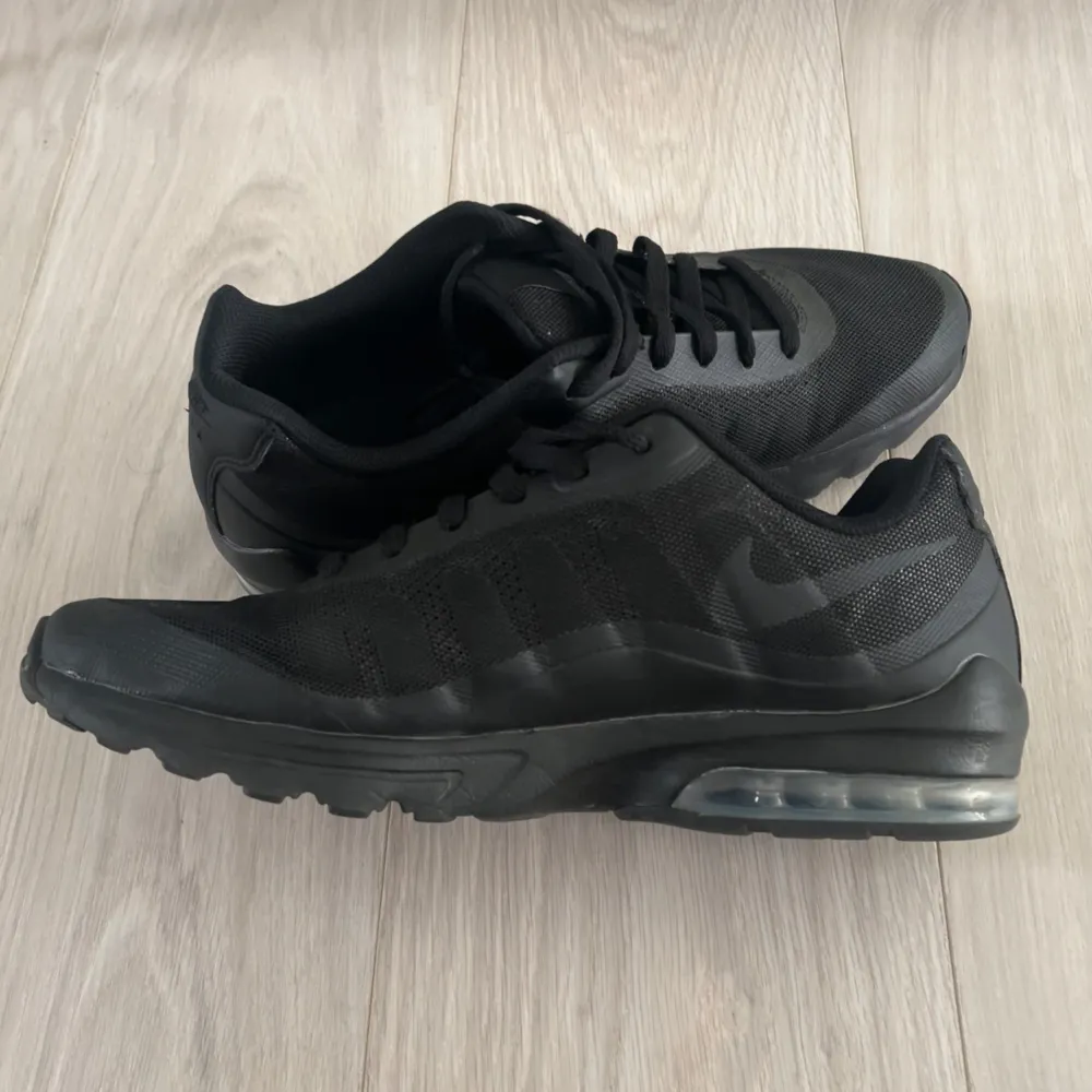 Nike Air Max Invigor i strl 45 säljes då de var för små på mig. Saknar originalbox men inköpta på Nike Barkarby Outlet. Inte använda så mycket och är i väldigt bra skick.. Skor.