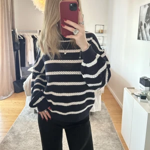 Randig stickad tröja från Cubus - Jätte fin blå/vit randig stickad tröja från Cubus. Storlek M. Använd 2 gånger så är i fint skick.