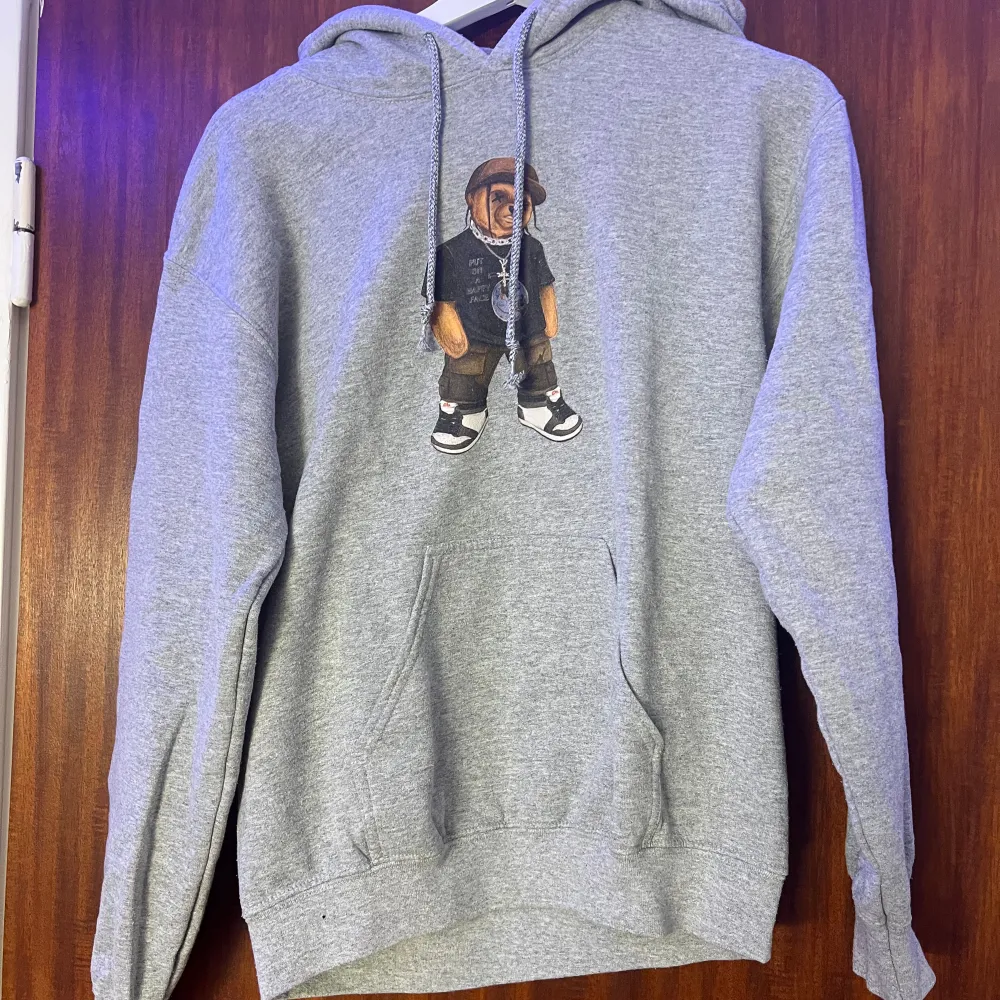 Säljer min hoodie från fashion bear då den används endast 3 gånger. Den är i väldigt bra skick men har en liten defekt vid slutet på ena armen och ena snöret🎀. Hoodies.