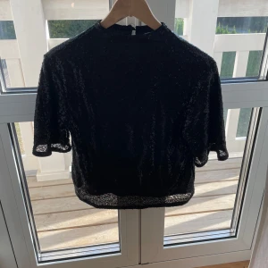 Trekvarts glitter tröja - Glitter tröja som aldrig har använts. 10/10 i skicket. Skriv privat för fler bilder och frågor 