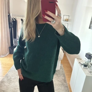 Grön stickad tröja från Mango - Jätte fin Grön stickad tröja från Mango. Storlek S. Tecken på användning men är i fint skick. 