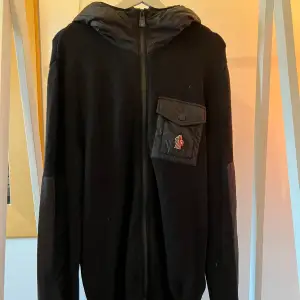 Moncler grenoble cardigan i bra skick. Den är som ny. Storleken är L men passar som M