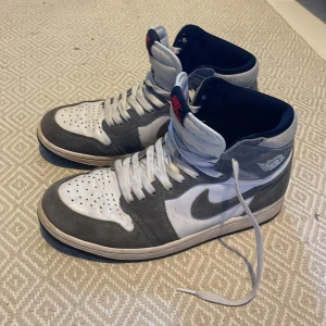 Air Jordan one - Säljer ett par air Jordan one high, skicket är 7/10 men säljer de billigt! Priset är ej hugget i sten men mitt lägsta är 300