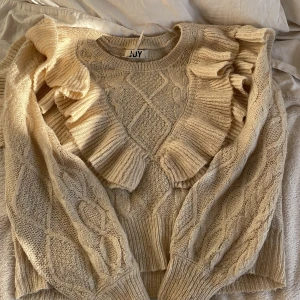 Stickad tröja  - Stickad super gullig tröja💗 varm och mysig till vardag men även till festligare tillfällen💗tryck på köp nu om du är intresserad eller skriv om du har frågor💗