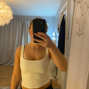 Vit topp - Toppen är ifrån na-kd, endast använd några fåtal gånger så den är i mycket bra skick 💕