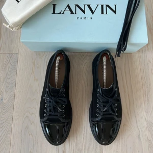Lanvin  - Säljer då mina lanvin då jag är sugen på ett nytt par, man får med 2 dustbags, boxen och extrasnöre. Är de några funderingar är de bara o pm !