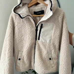 Vera Moda jacka - Jackan är väldigt kön och den har bara  används 1 gång
