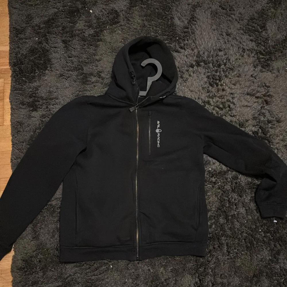 Skick 9/10 använt typ 10 gånger. Hoodies.