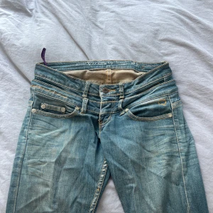 Lågmidjade jeans med snygga detaljer - Skitsnygga jeans med dubbel ”midja” och slits nere i benen. Oklart märke! 