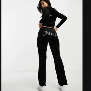 Svarta mjukisbyxor från Juicy Couture - Säljer ett par svarta mjukisbyxor från Juicy Couture. De är superbekväma och har en snygg, glittrig Juicy-logga på baksidan. Perfekta för en avslappnad dag eller när du vill känna dig extra glamorös hemma. Byxorna har en normal passform och är gjorda i mjukt material.