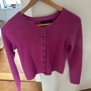 Nougat Kofta - Söt kofta från Nougat London. Storlek 2, skulle säga att det är en S. Kan posta eller mötas upp i Stockholm 🌷